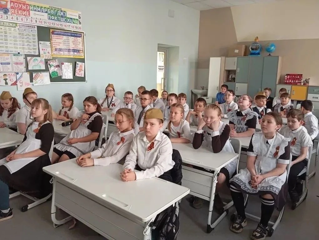 В преддверии Дня Победы ученики 3 «Б» и 3 «В» классов приняли участие в викторине «Парад Победы».   