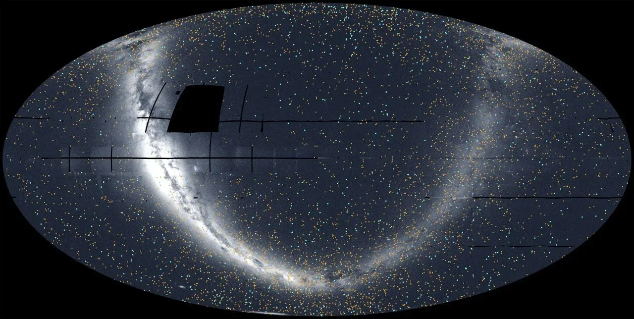 Перед вами мозаика звёздного неба, собранная аппаратом TESS. Его ключевая задача — поис...