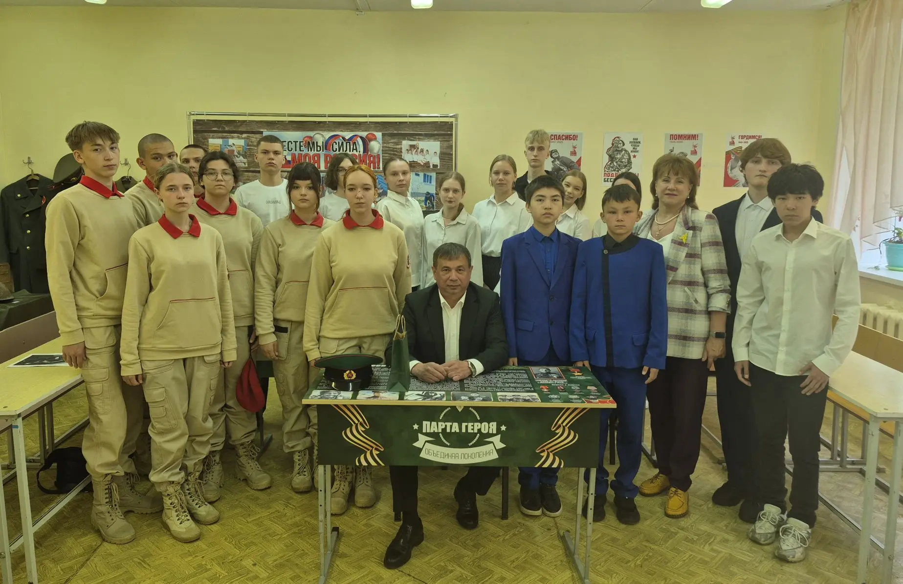 🎖Граница на замке, а сердце — в строю!
Сегодня, в День пограничника, стены нашей школы наполнились 