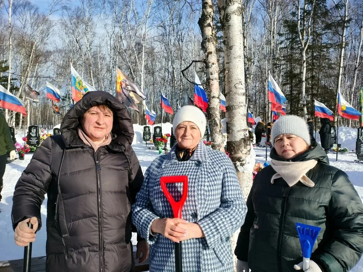 Члены Смирныховской территориальной избирательной комиссии приняли участие в очистке от снега места 