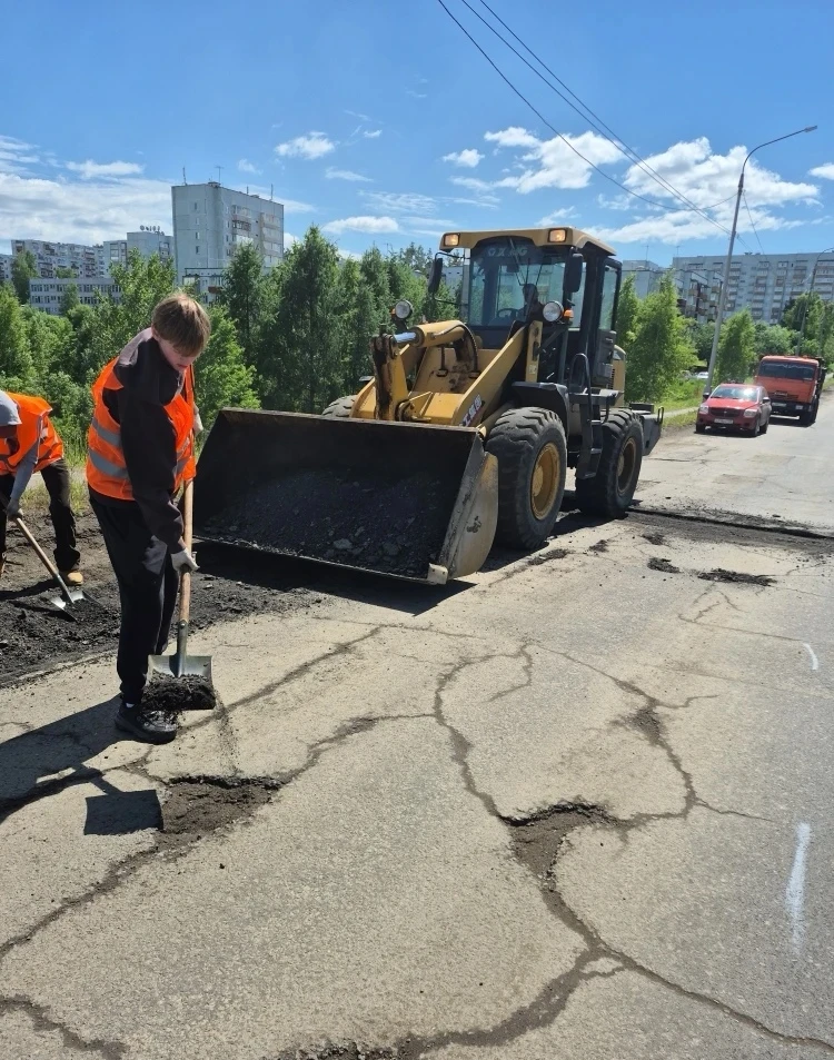 На прошедшей неделе в Усть-Илимске продолжались работы по уборке и содержанию территорий:

▶ В микро