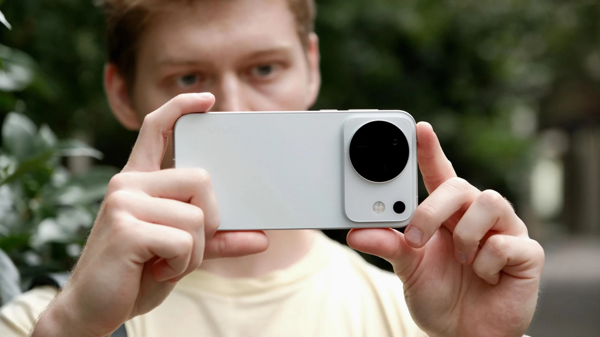 📸 Стоит ли переплачивать за Pro-версию? Неделя с базовым vivo X500 в Шанхае