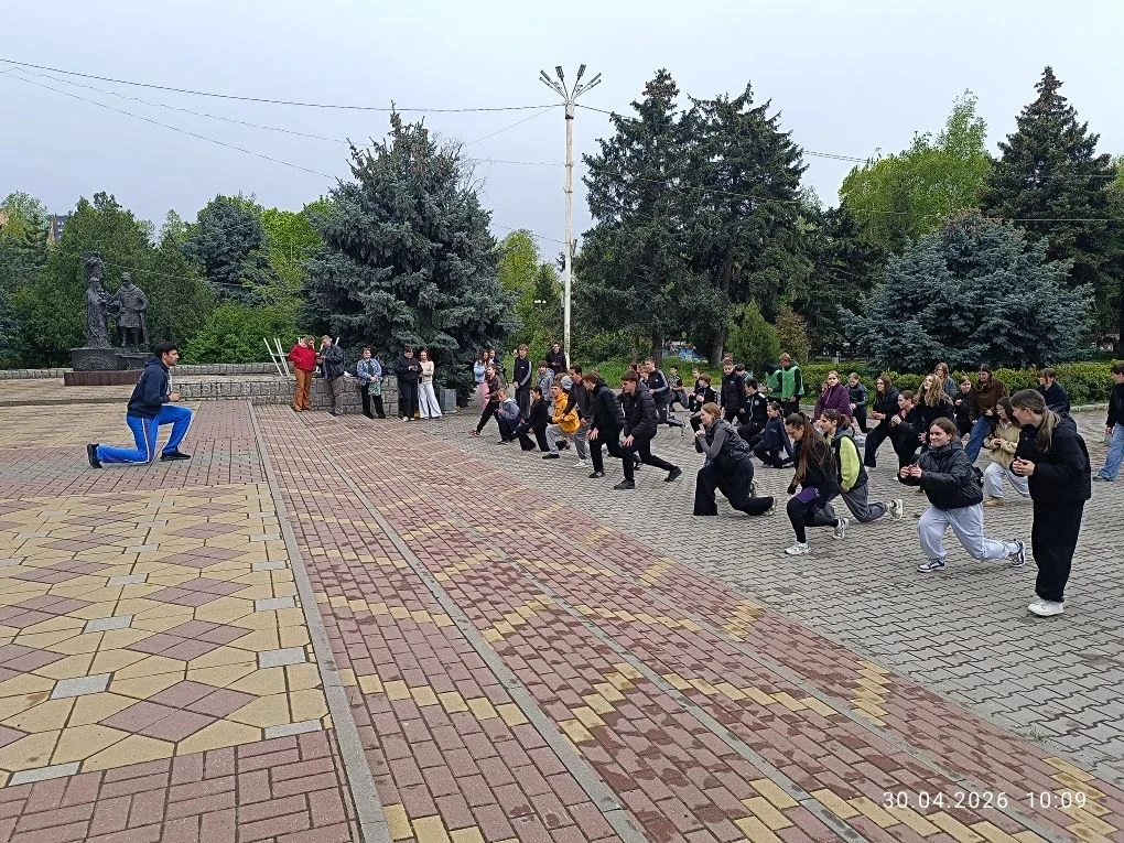 📖 30 апреля в Батайске прошла «Народная зарядка с чемпионом», приуроченная к празднованию 1 Мая.  🖊️