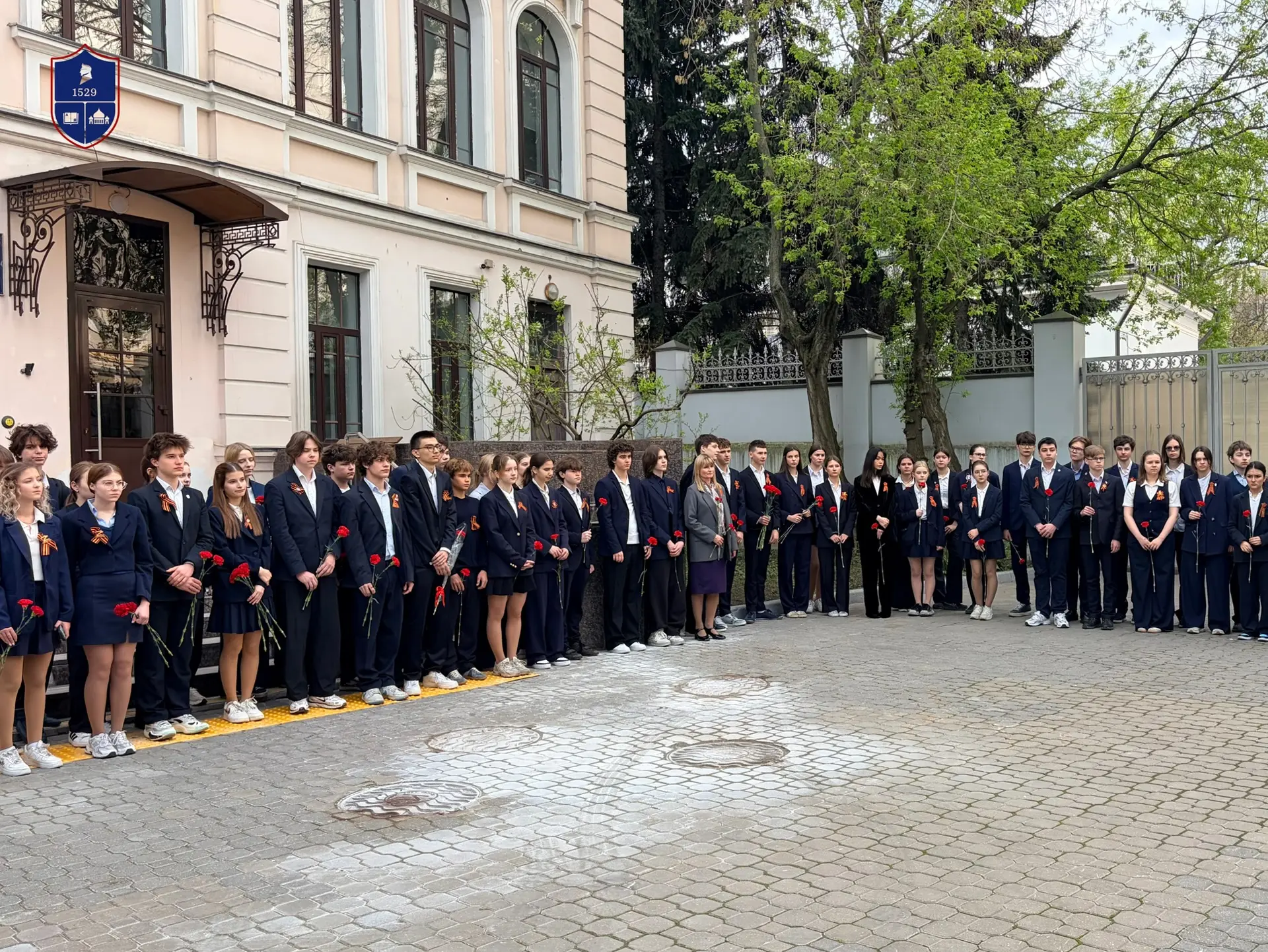 Торжественная линейка. Подвигу народа жить в веках! 🌹  Сегодня в нашей школе прошла торжественная ли