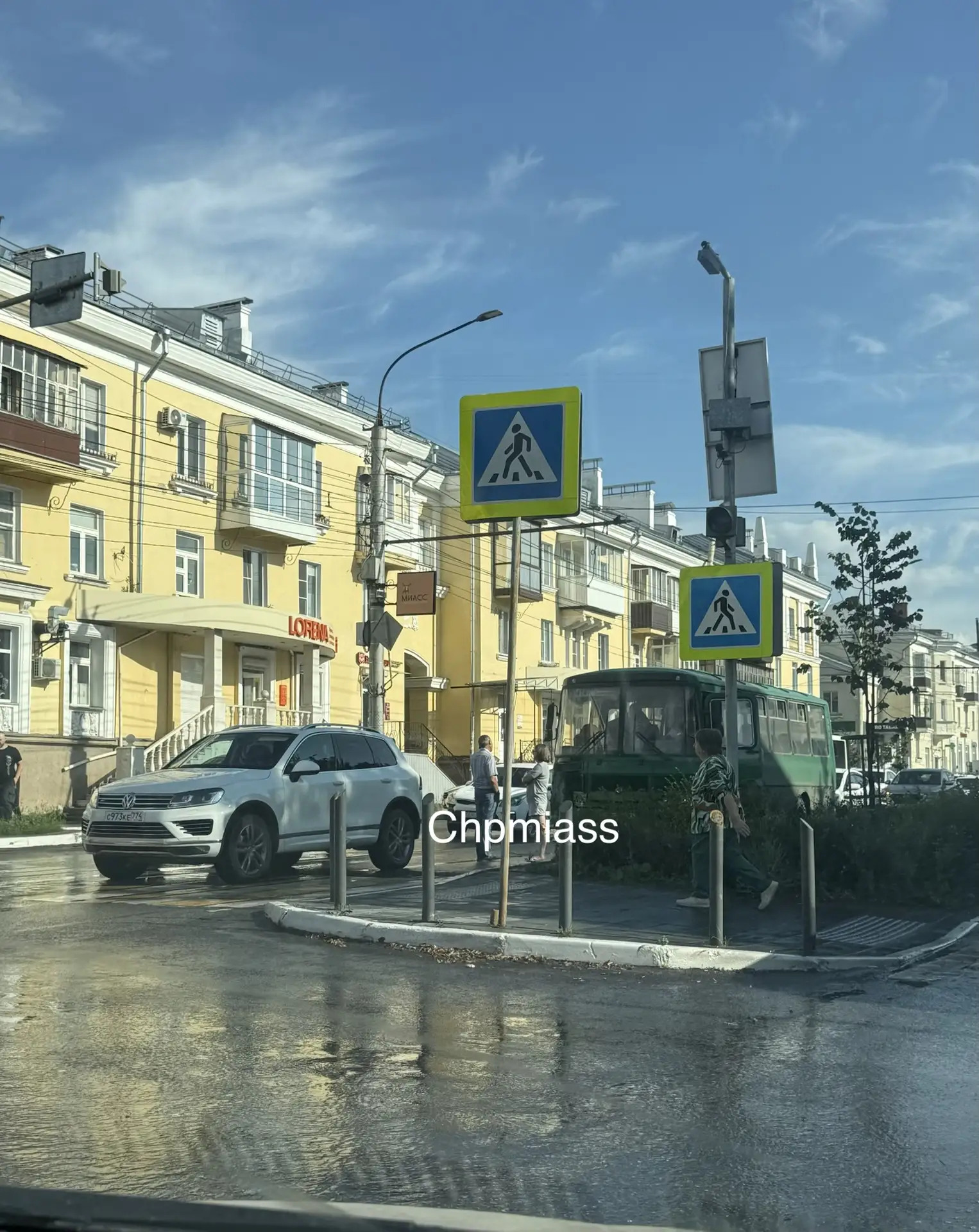 На проспекте Автозаводцев ДТП  похоже с участием автобуса .
В сторону завода движение затруднено.
Вс