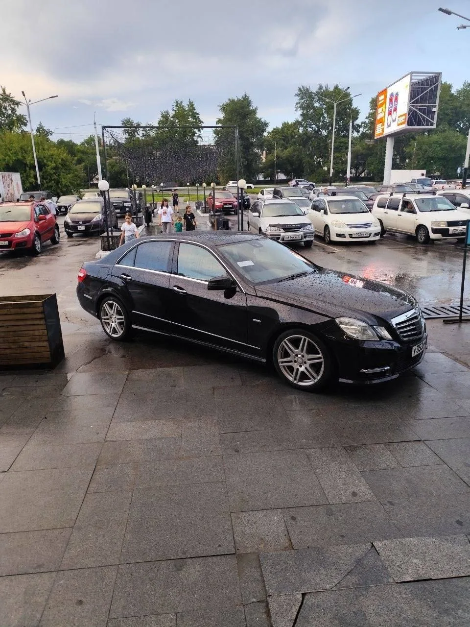 От читателя: Mercedes перекрыл пешеходный переход и вход в «Реми Сити»