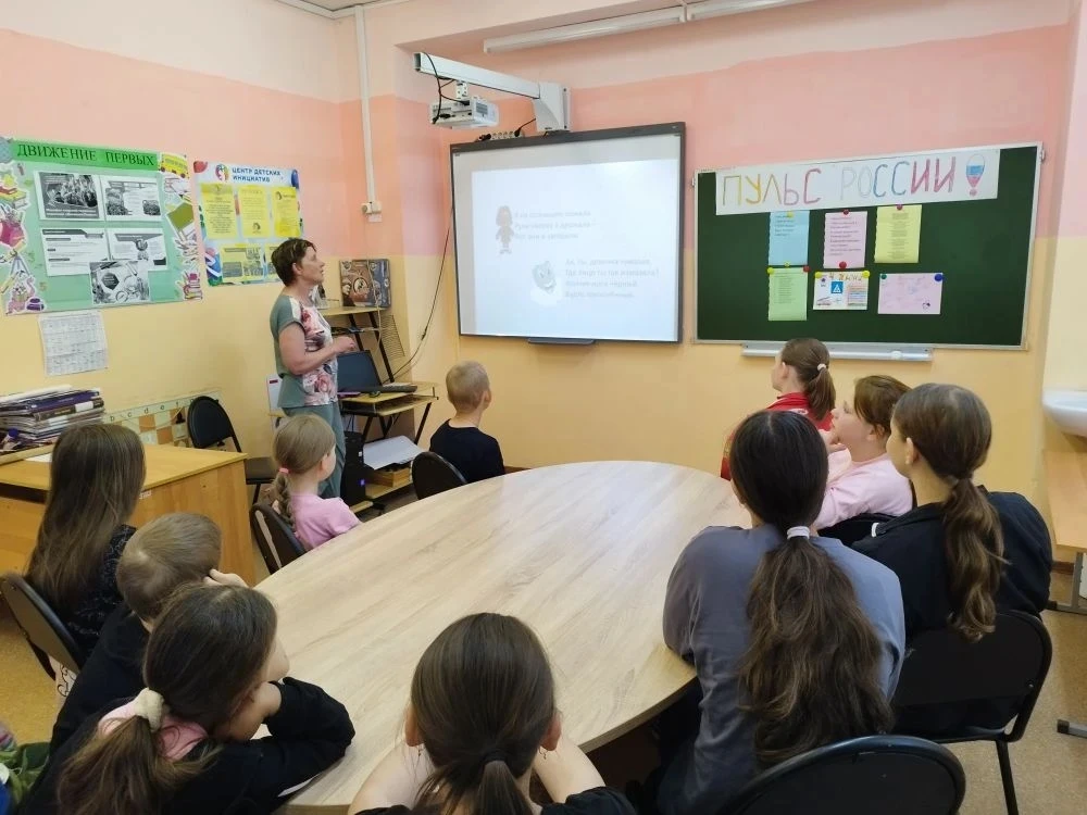 Утро в пришкольном лагере началось бодро и энергично: ребята выполнили зарядку, задав т...