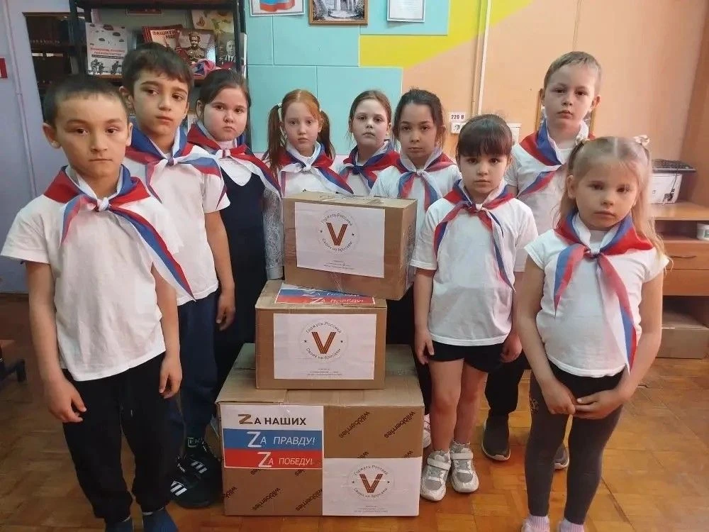 Дорогие друзья!  Наша школа продолжает активную работу по сбору гуманитарной помощи для наших героев