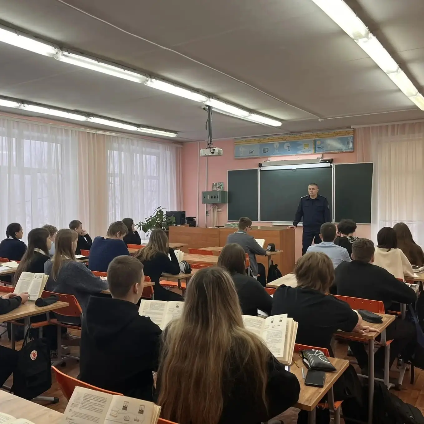 🇷🇺🎖ДИАЛОГ С ГЕРОЯМИ🎖🇷🇺  Сегодня, 16 февраля, в преддверии Дня защитника Отечества, учащиеся нашей шк