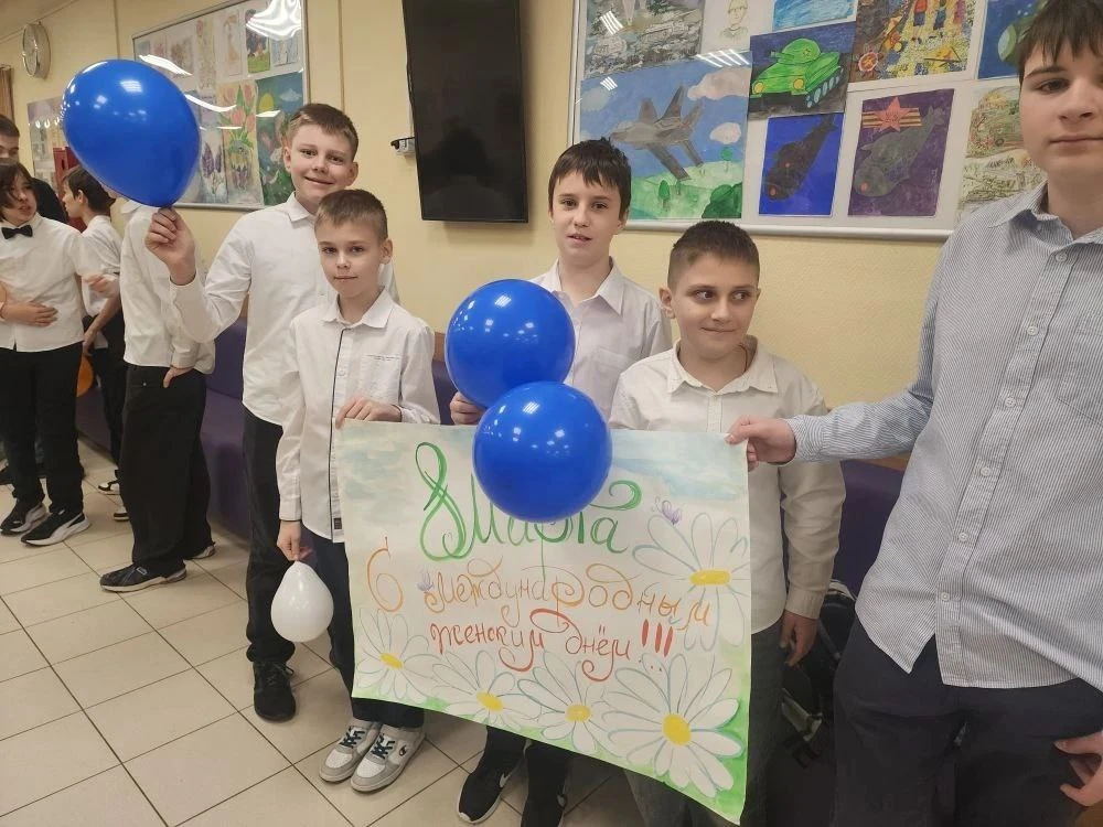"Милые леди, прекрасные дамы! Бабушки, дочки, сестрички и мамы! Все вы красавицы, все вы богини, Все