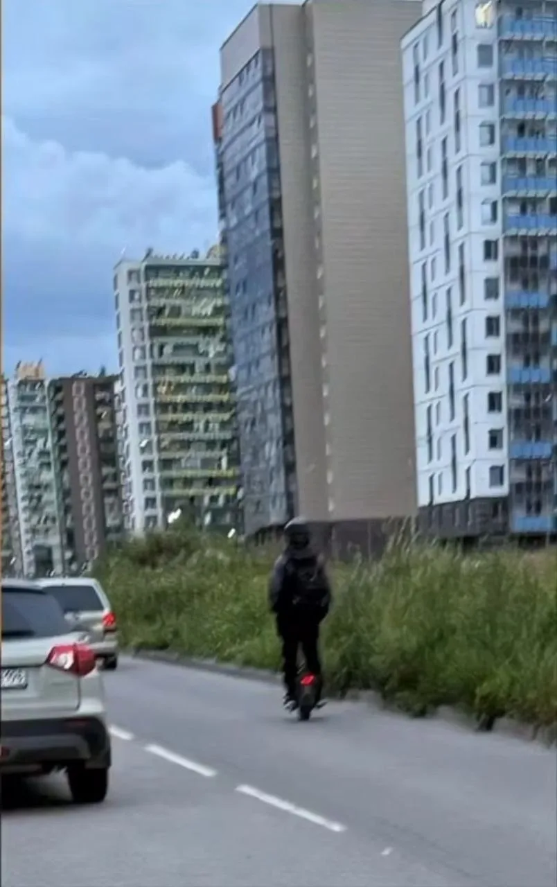 🤬 В Петербурге уже полгода разыскивают извращенца на моноколесе