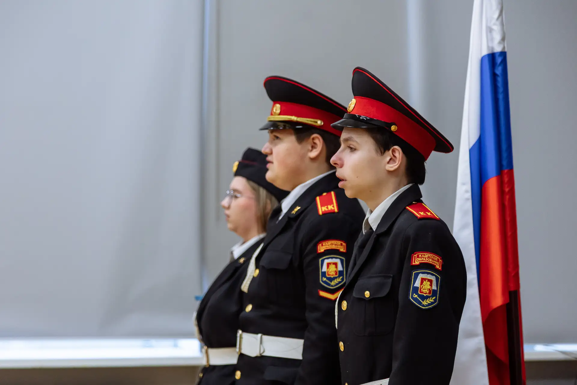 🇷🇺 Новая учебная неделя в здании «Каширское» традиционно началась с торжественной церемонии установк