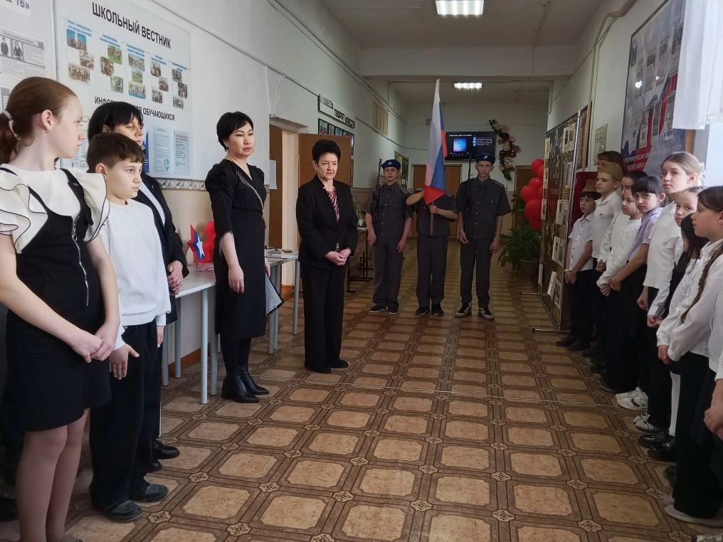 Сегодня в МОУ «СОШ №16» состоялась торжественная линейка, посвящённая приближающему пра...