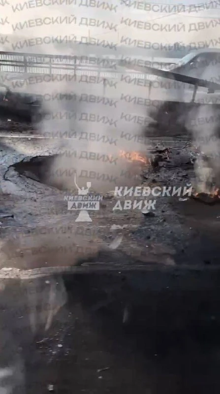Последствия удара по Северному мосту в Киеве.