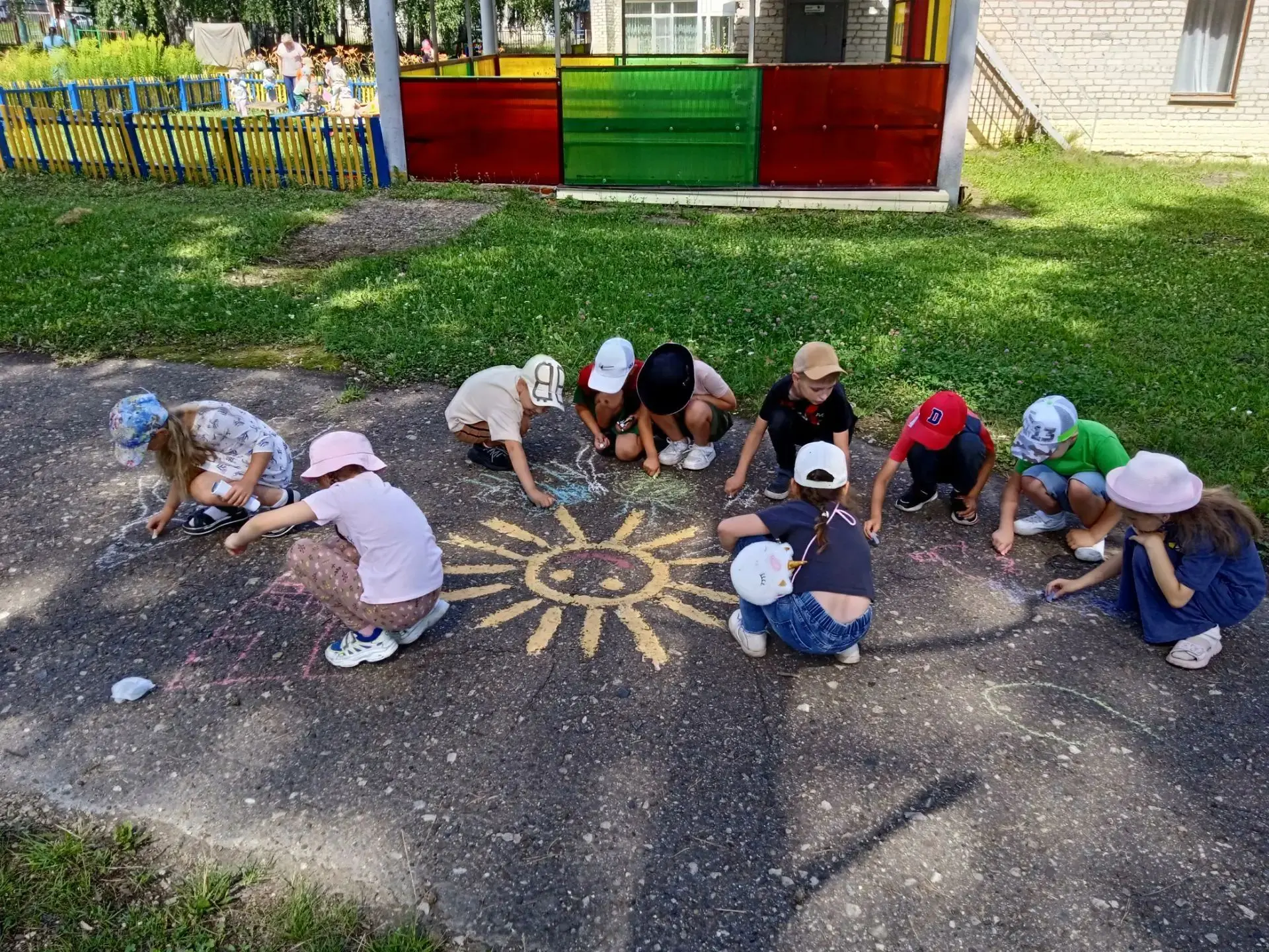 🌈✨ День «асфальтной живописи»! ✨🌈

Мелки в руках, фантазия на максимум, и вот наш детский сад прео