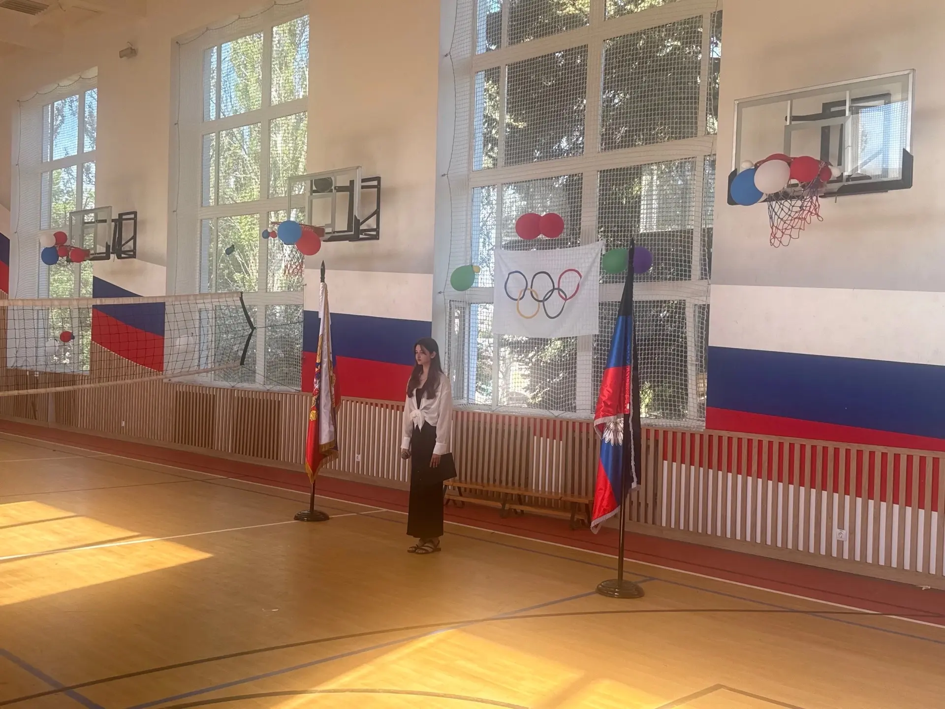 🇷🇺Начинаем утро понедельника с торжественной линейки выноса флага и исполнения гимна  Российской Ф