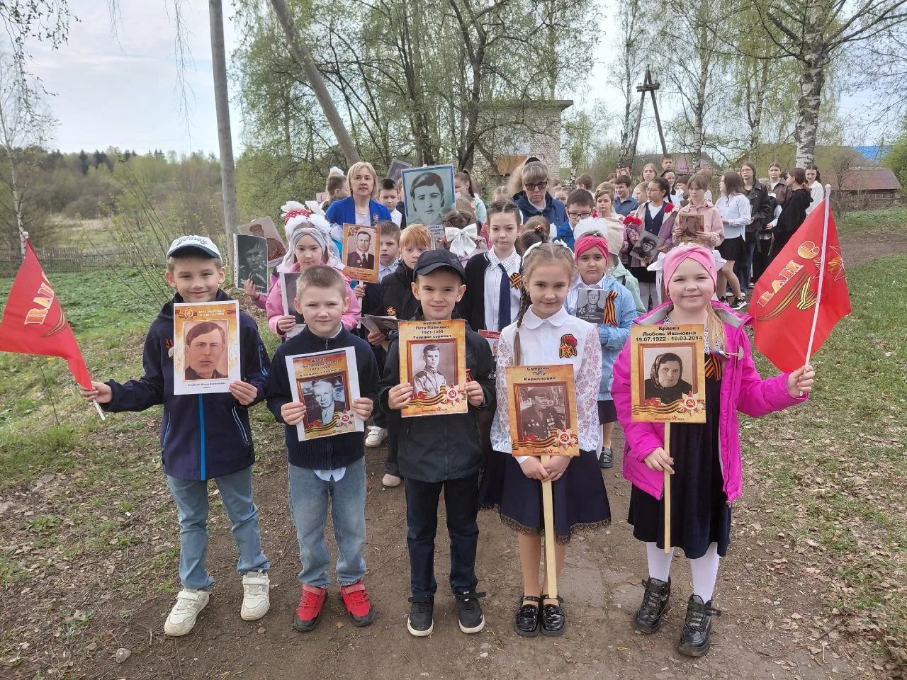 Память в маленьких сердцах: учащиеся начальной школы посетили памятник воинам-свечинцам