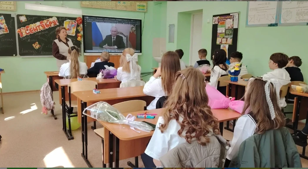 🚶‍♂️ После праздничных линеек ученики нашей школы отправились в учебные кабинеты на пе...
