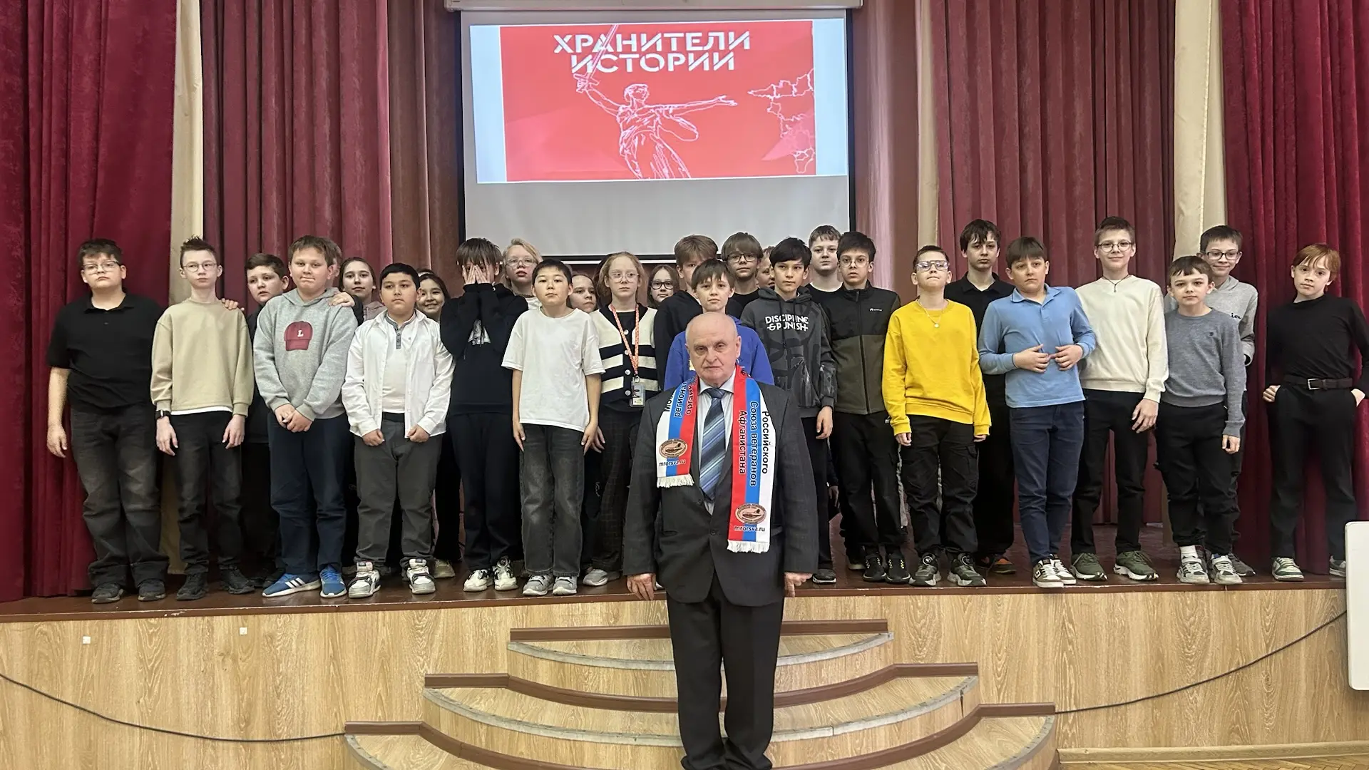 Урок мужества с настоящим героем! 🇷🇺  В преддверии Дня Победы наша школа встречала почётного гостя —