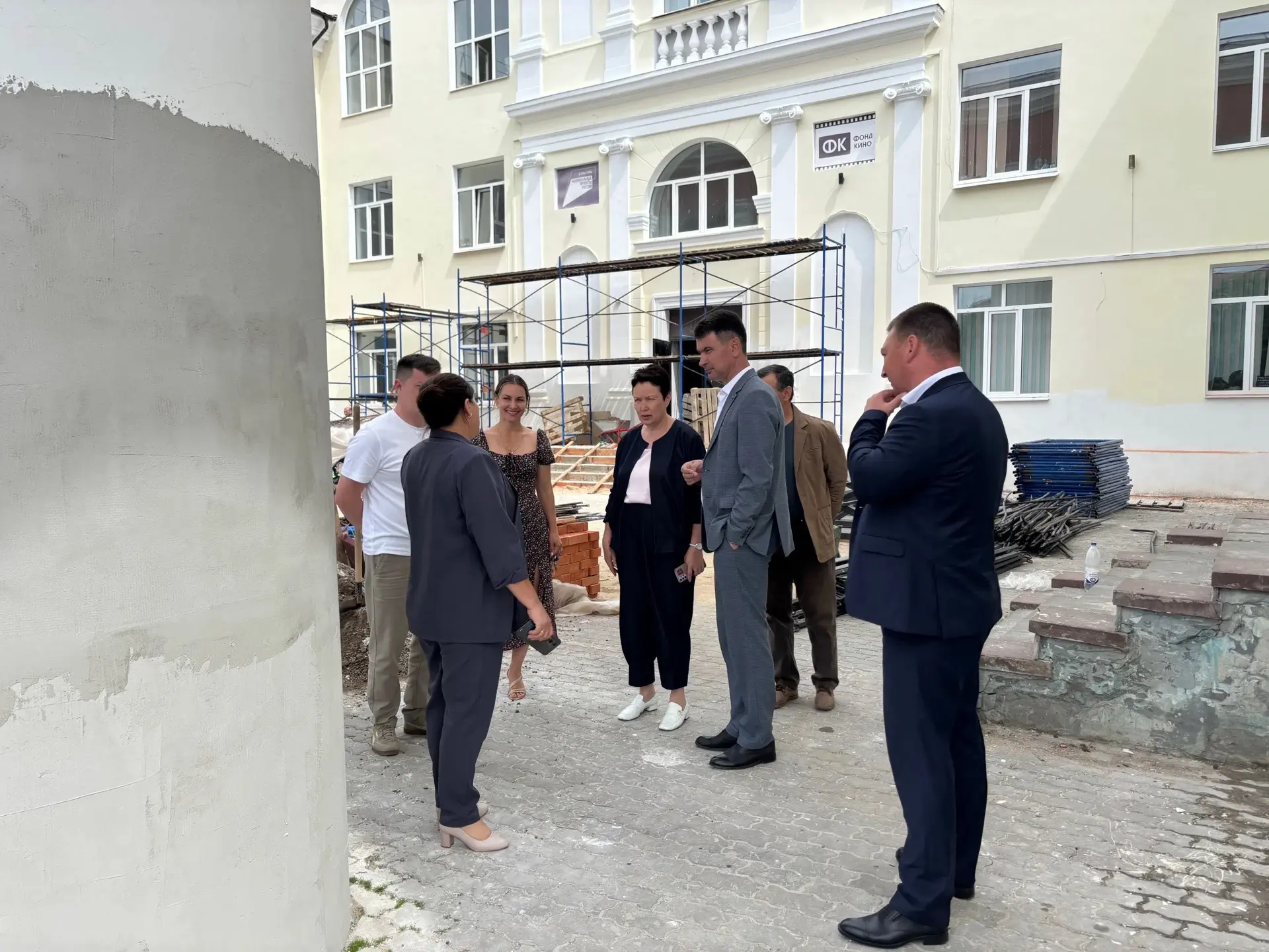 Сегодня городской Дворец культуры с рабочим визитом посетили первый заместитель министр...