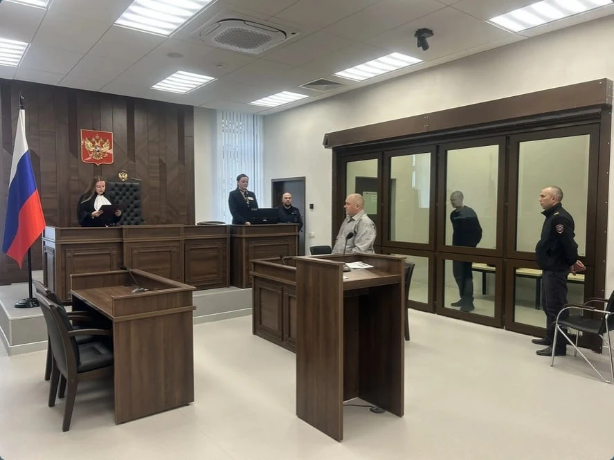 В Екатеринбурге вынесли приговор мужчине, который зарезал приятеля на кухне, а после за...