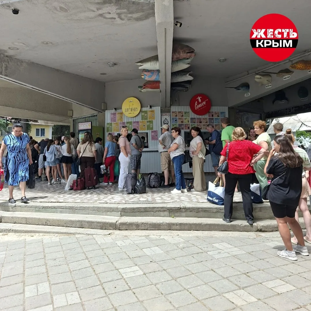 Вот такая очередь в троллейбусные кассы в Алуште 😱 Почему нельзя открыть вторую кассу? Билеты прода