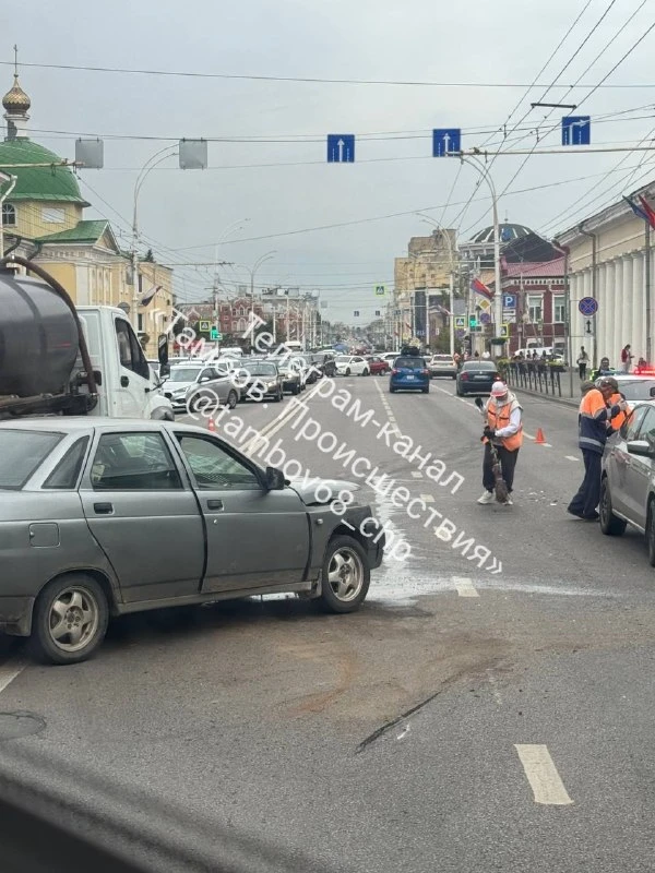 🚗 ДТП у ГУМа перекрыло две полосы на Советской в Тамбове