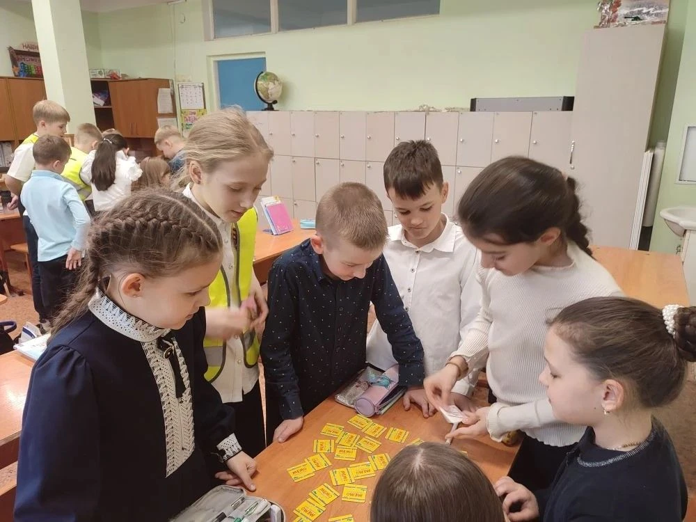 🚦 Безопасные переменки: отряд ЮИД проводит профилактическую акцию! 🚗 В нашей школе прошёл увлекатель