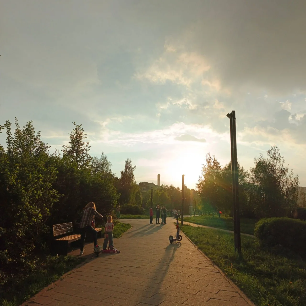 🌤Переменная облачность, местами дождь и до +25 градусов ожидаются сегодня в городе.  ☀️До лета остал