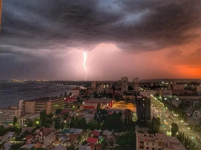 ⛈️В воскресенье жителей Саратовской области ждёт жара до +31 градуса, но с осадками

Днём температур