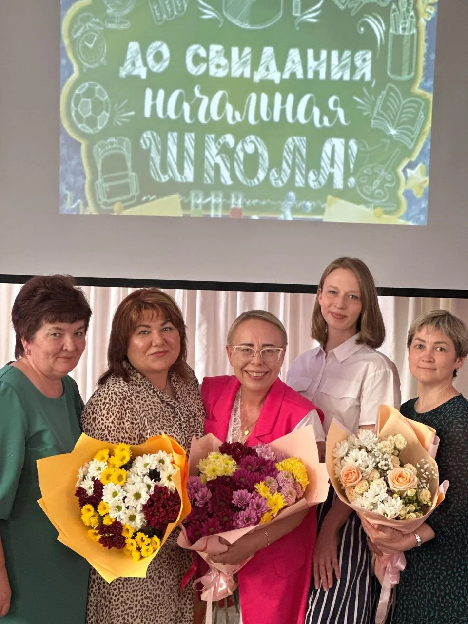 Линейка, посвященная окончанию начальной школы в заозерском корпусе МАОУ "СОШ N 101" г....