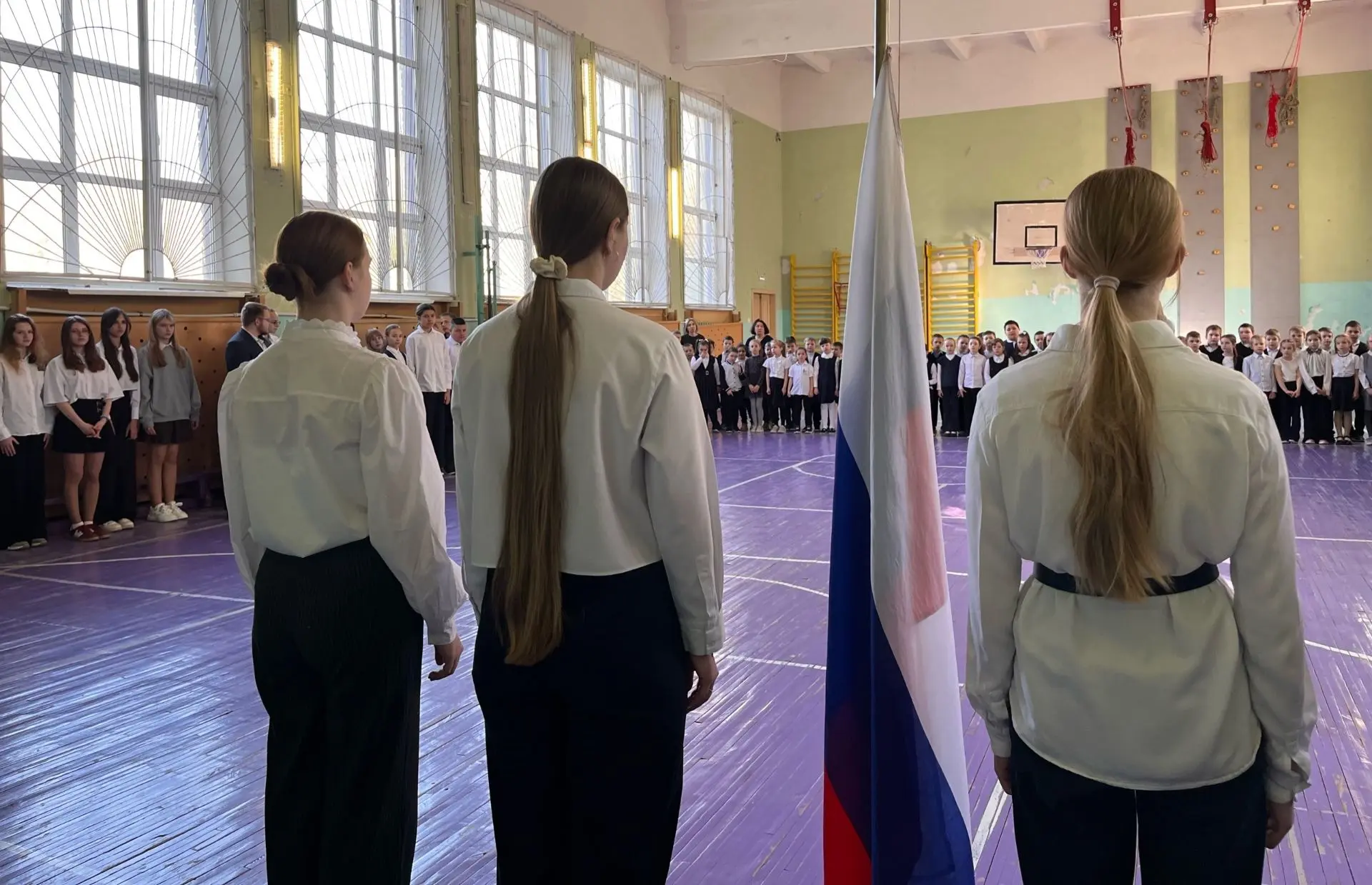 Понедельник начался с торжественной церемонии поднятия флага и исполнения гимна Российс...
