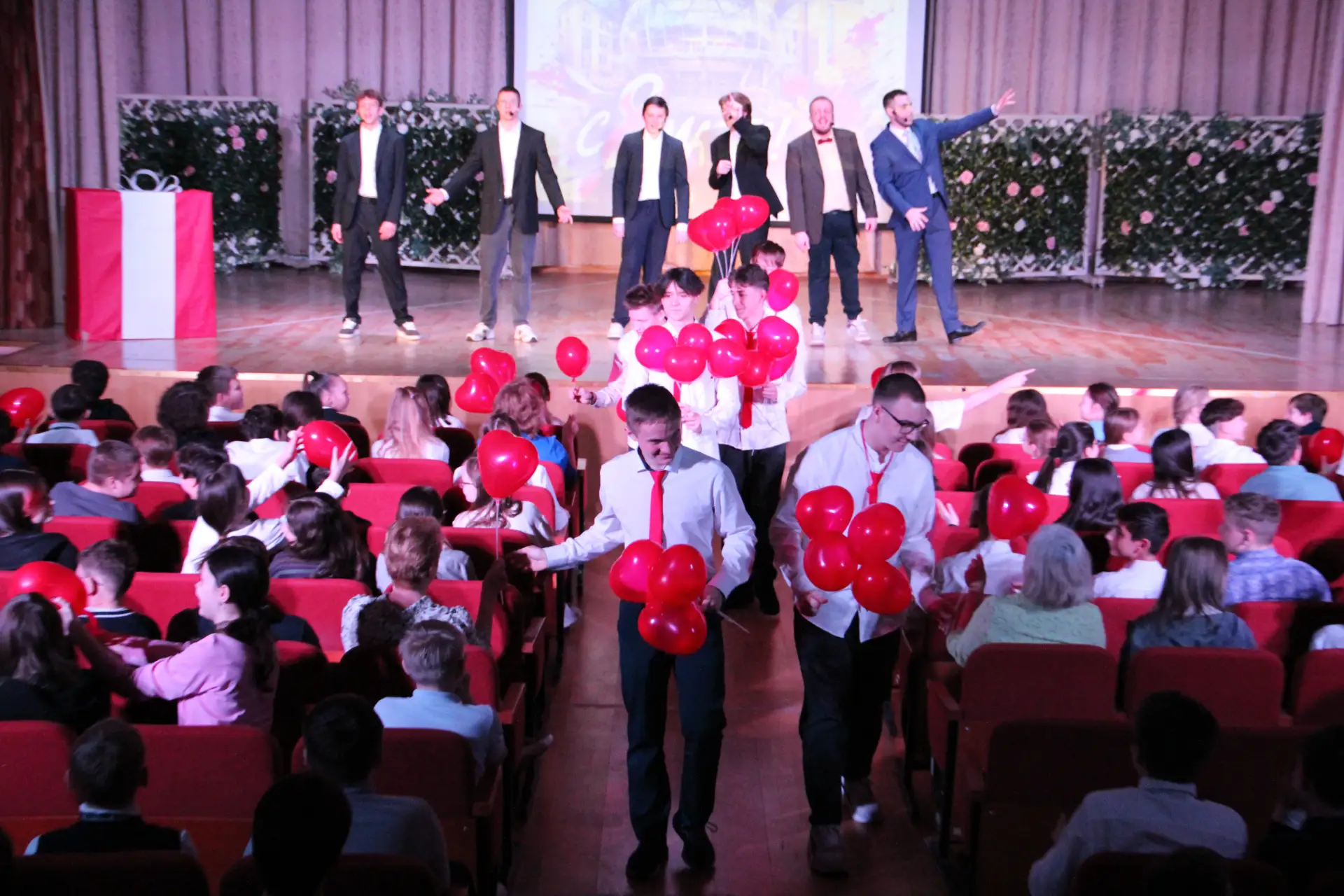 ❤️С 8 МАРТА, ДОРОГИЕ❤️  💐 В преддверии 8 Марта в актовом зале Школы прошло три праздничных выступлен