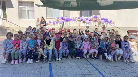 Есть на свете чудо, которое любят все дети на планете. Оно приводит в восторг, заставляет восхищатьс