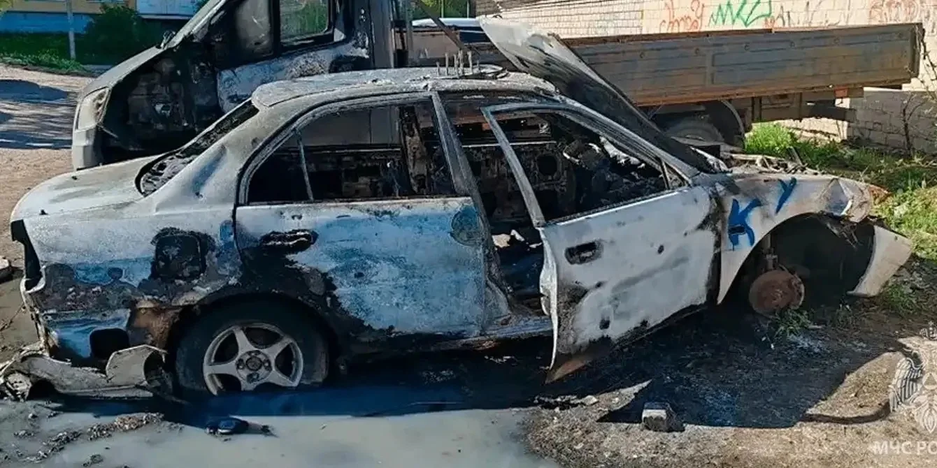 🚗🔥В Гатчине дети спалили две машины.   8 мая на улице Рощинской в Гатчине произошло возгорание двух 