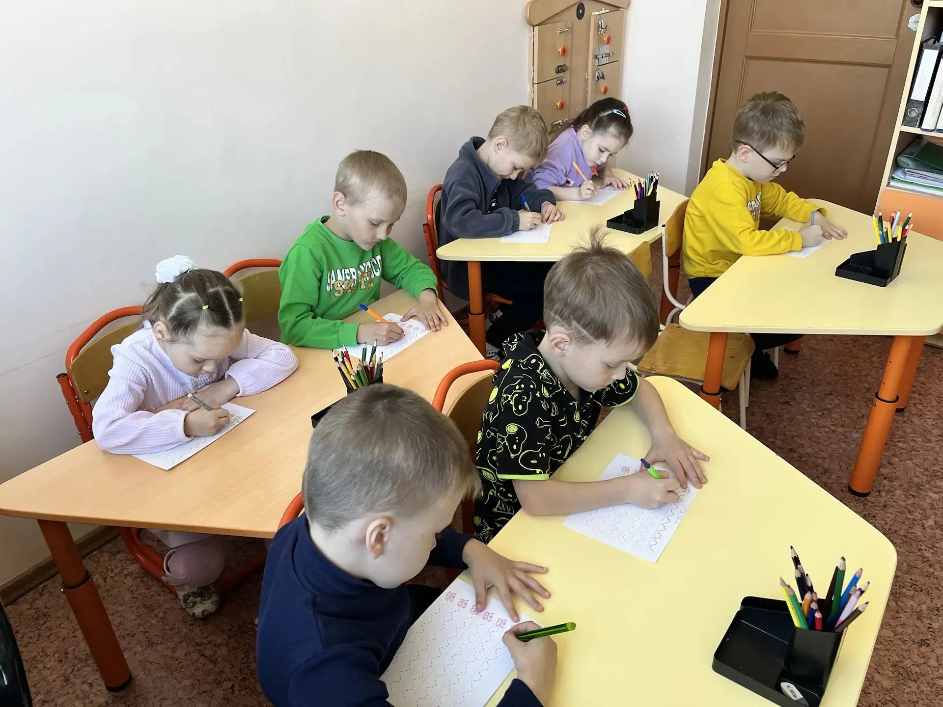В рамках тематической недели «Насекомые» дети старшей группы на логопедических занятиях по развитию 