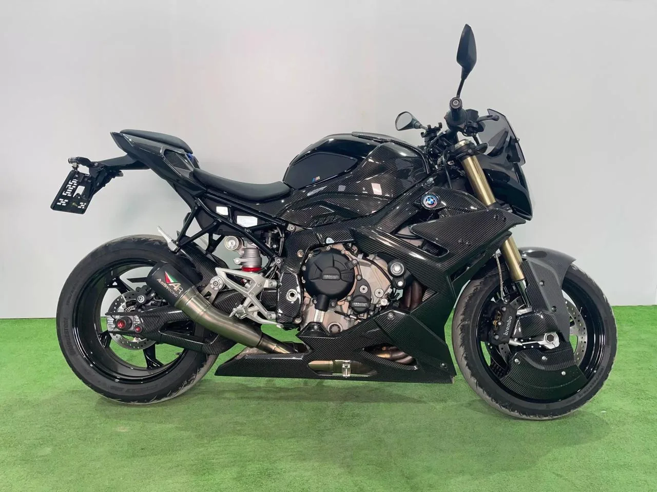 BMW S1000R в наличии во Владивостоке  Характеристики:  - 2023 год - объем 1000 см3 - Привезен с Коре