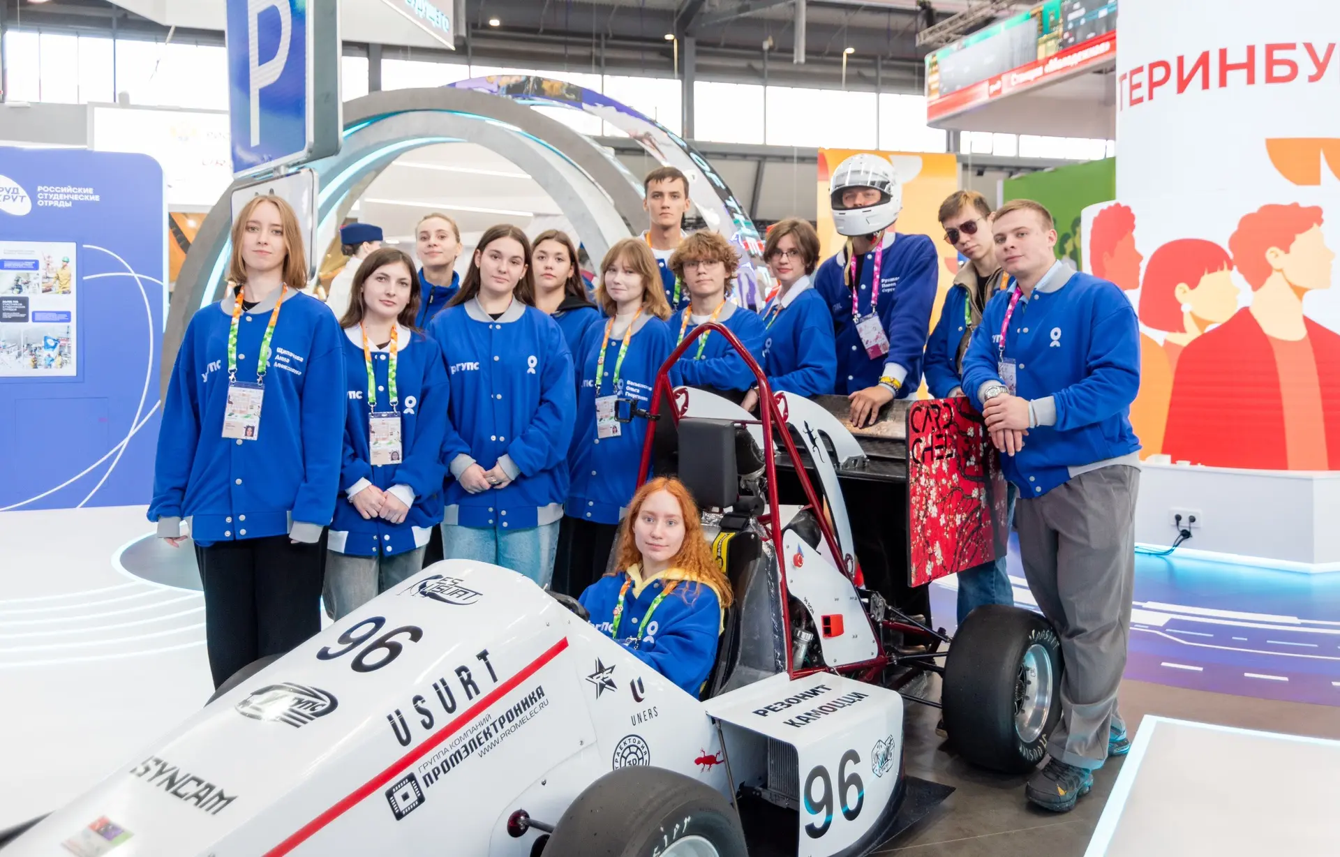 🏎️🏁 Студенческий болид покоряет МФМ: команда «Формула студент» представила свою машин...