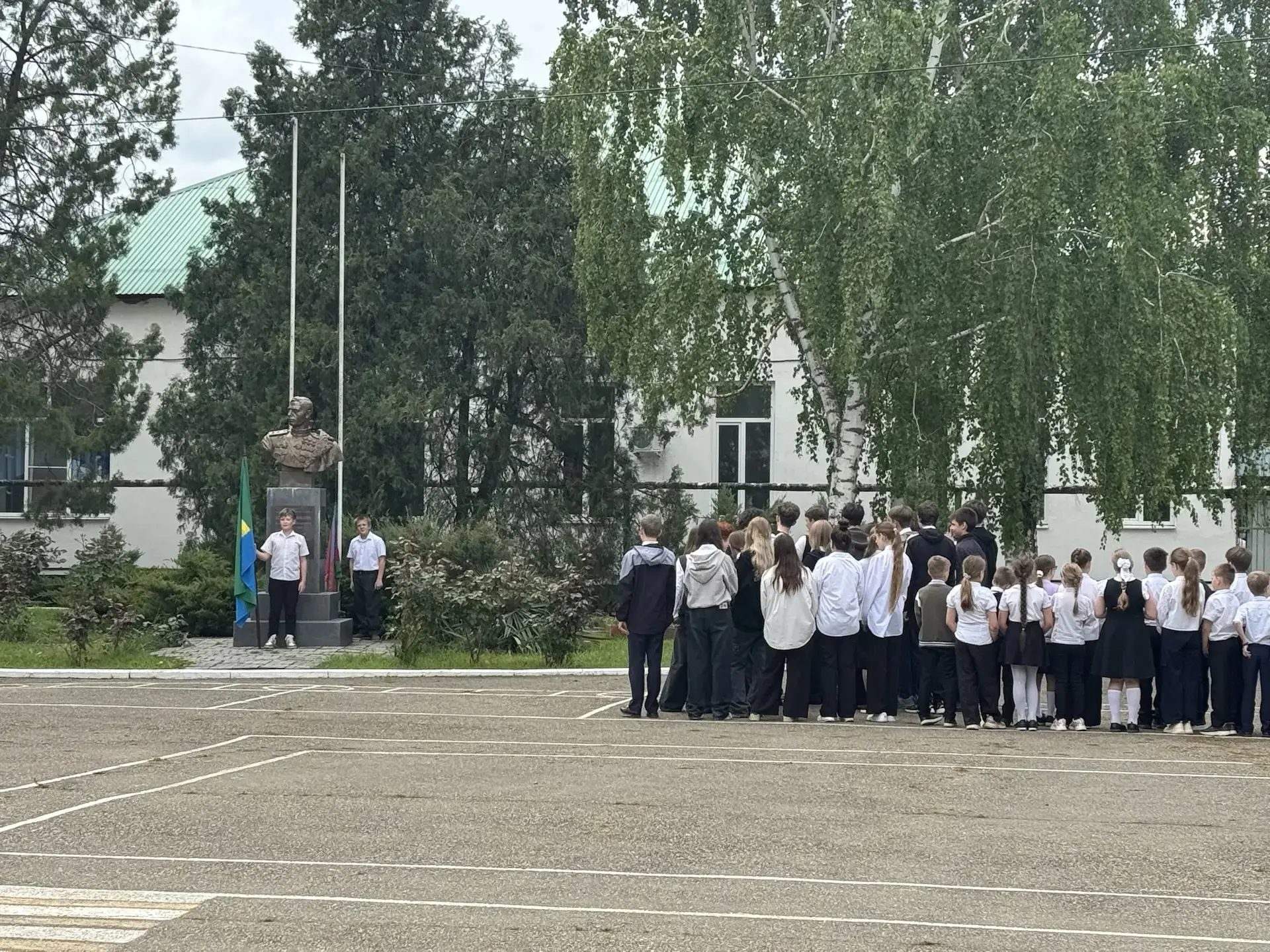 Сегодня по традиции прошла линейка, посвященная спуску флагов. Были исполнены гимны Российской Федер