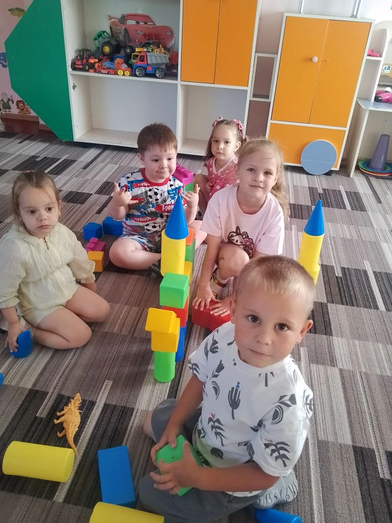 В нашем детском саду прошло увлекательное занятие по конструированию из кубиков!
 Дети с большим инт