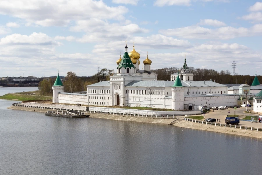 Свято-Троицкий Ипатьевский мужской монастырь в наши дни привлекает множество паломников...