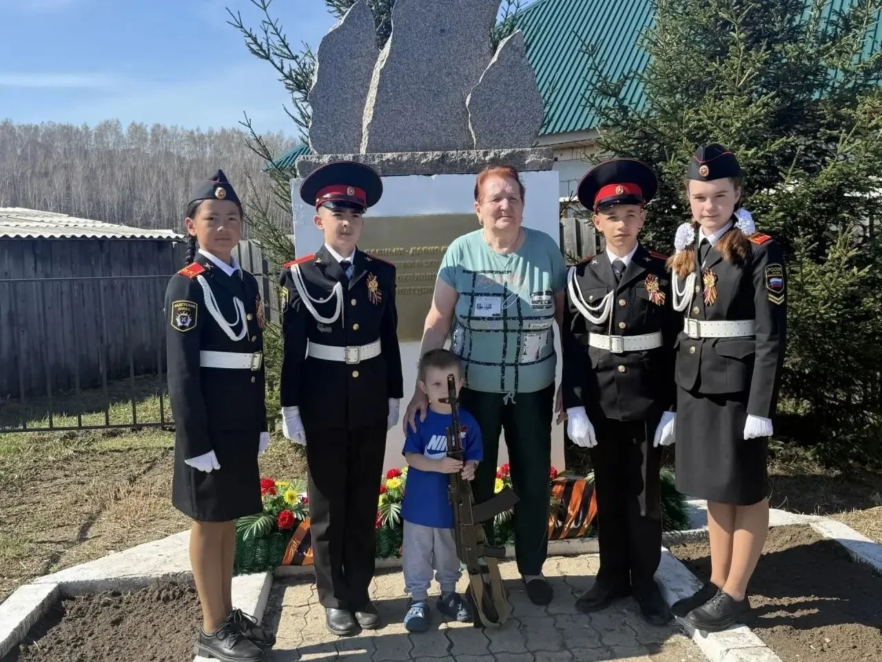 Сегодня, в День Великой Победы, наши обучающиеся приняли участие в торжественном митинге в д. Столбо