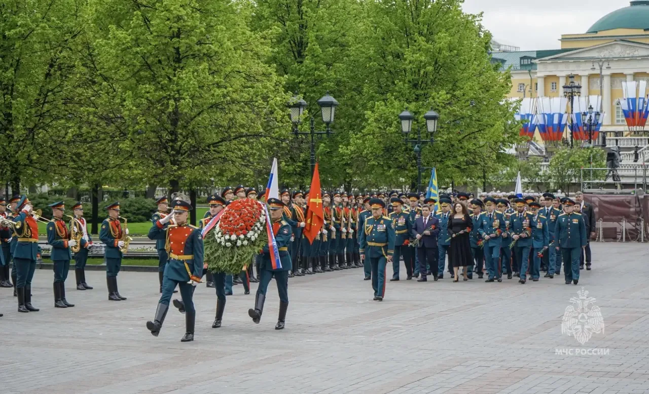 Руководство и сотрудники МЧС России отдали дань памяти воинам, погибшим в Великой Отечественной войн