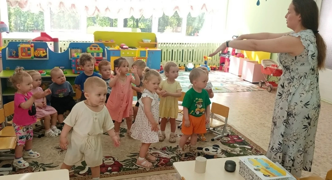 Наши малыши из группы раннего возраста «Зайки» с огромным удовольствием занимаются лого...