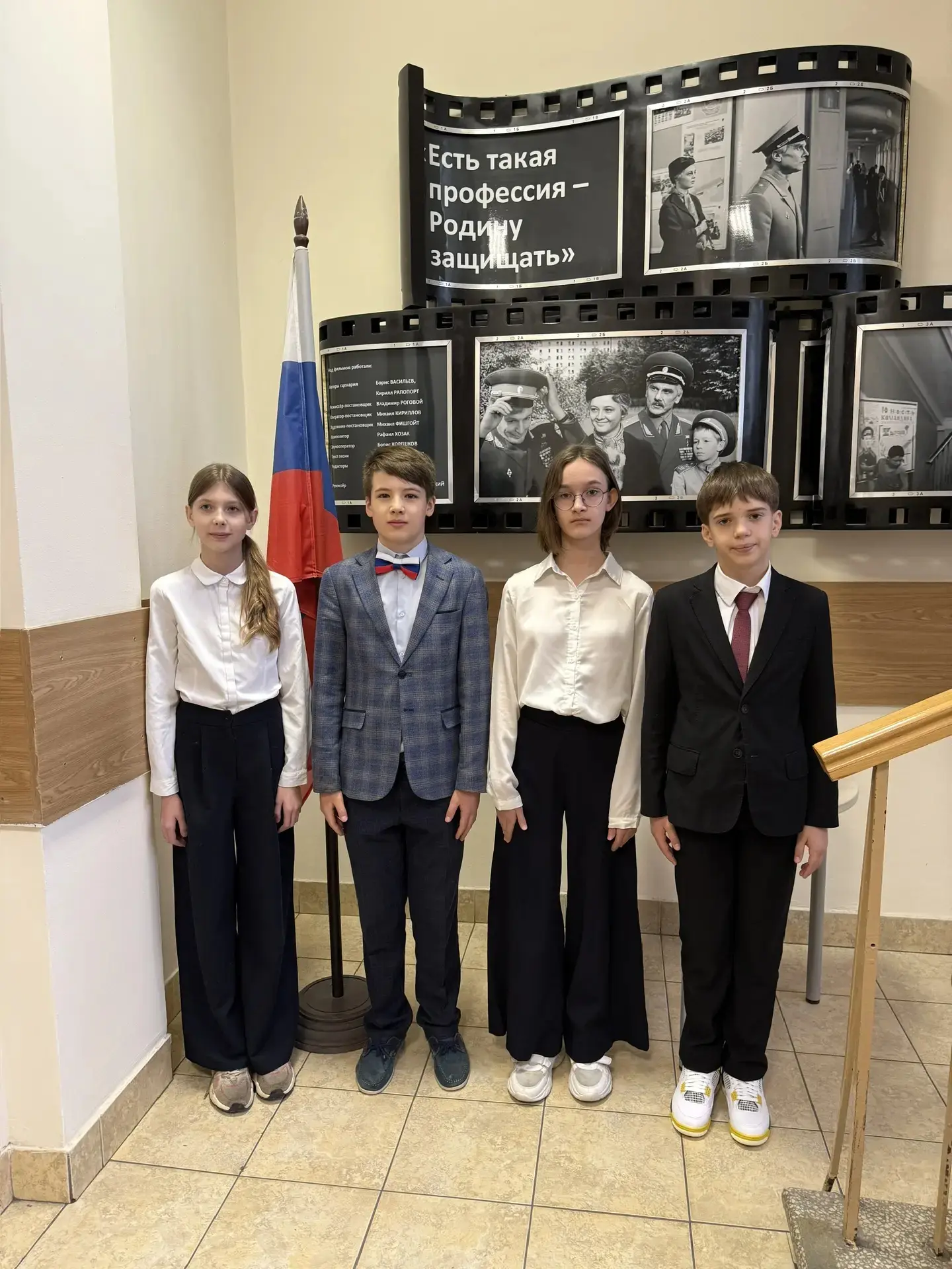🇷🇺 Равнение на флаг!  🤍 Новую учебную неделю начинаем с традиционной церемонии выноса флага Российск