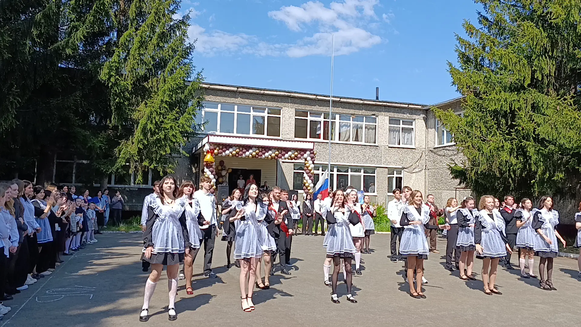 🔔 Этот трогательный миг уже никогда не повторится… 🥹  26 мая в МБОУ «Гимназия № 79» прозвенел «После
