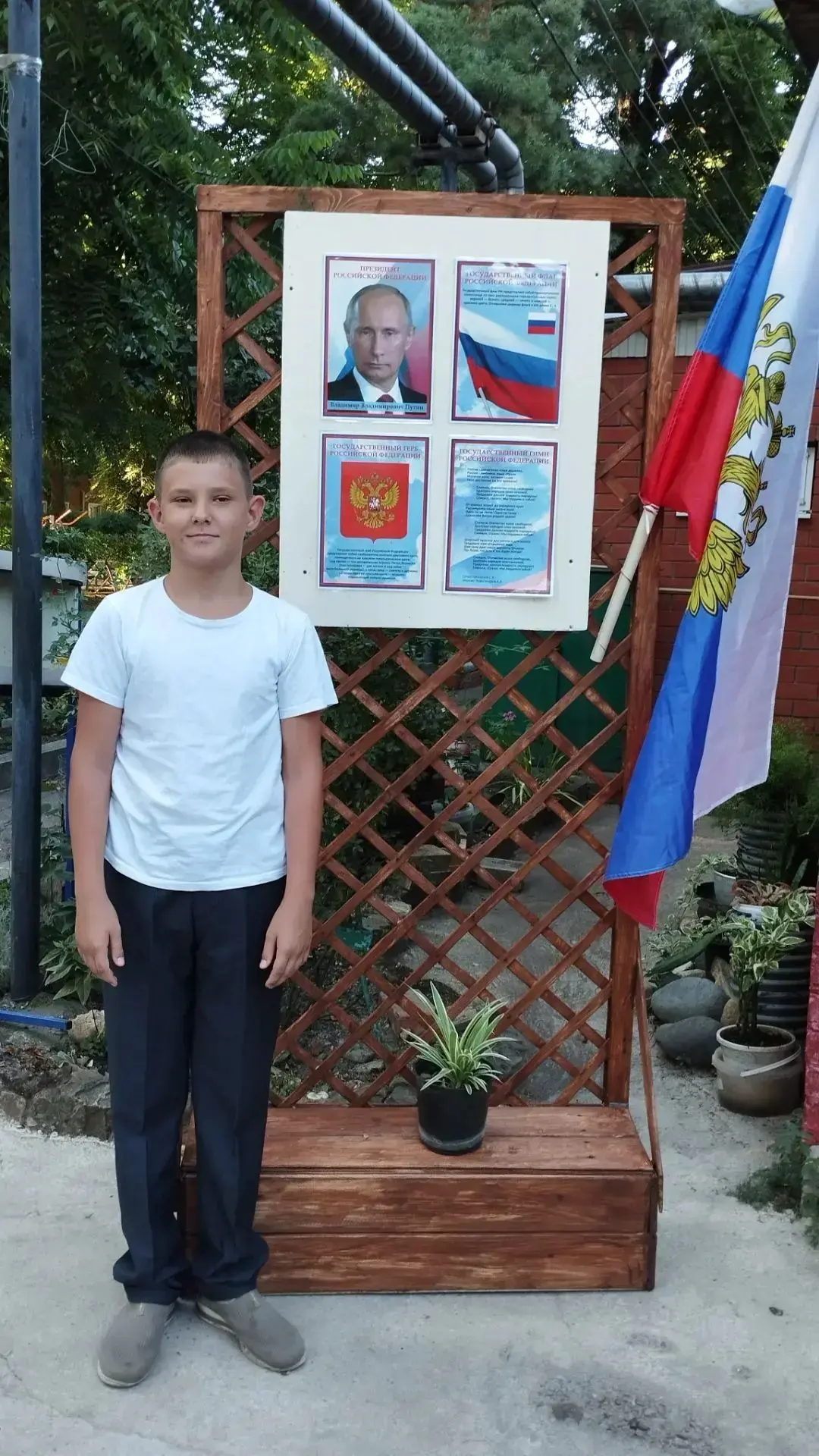 Ученик 6 «Д» класса, Лупарь Богдан  принял участие в акции ко Дню Российского Флага