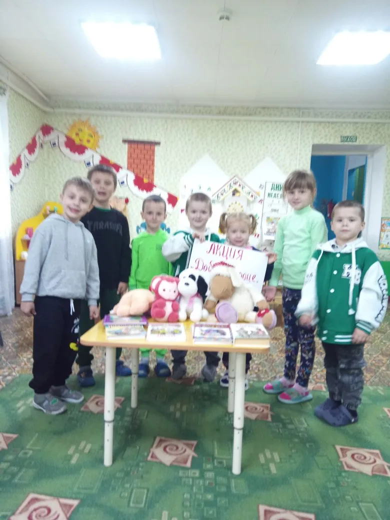 Сегодня в нашем детском саду прошла акция "Доброе сердце" дети принесли игрушки и книги...