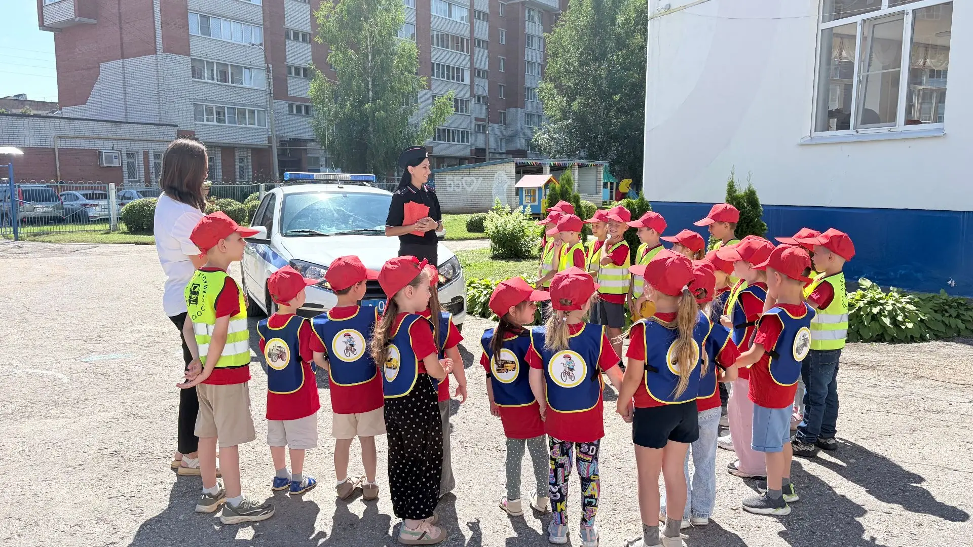 К ребятам #МБДОУ180Чебоксары приехала старший инспектор группы пропаганды БДД отделения ОАР и ПБДД У