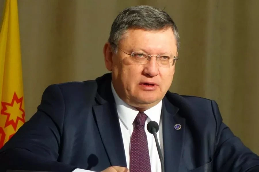 Мигрант, приезжающий в Россию, будет обязан приобрести телефон. На этом телефоне будет ...